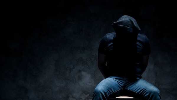 استدراج عبر سناب شات.. سائق وزوجته يجردان طالبًا من ملابسه ويصوراه في وضع مخل من أجل المال