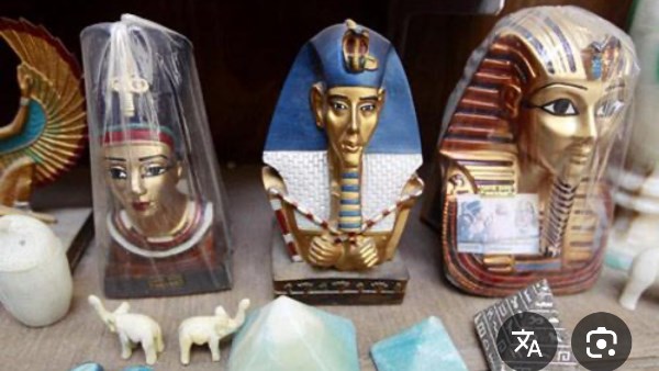 ضبط 3 أشخاص بحوزتهم 8500 دولار مزيفة وتمثالان مشتبه في أثريتهما بحدائق الأهرام