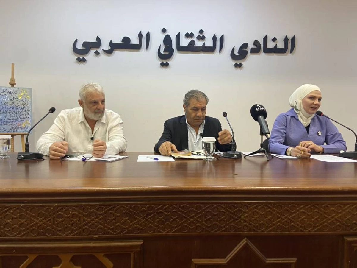 يوسف أبو لوز يصنع دمى للشعر في النادي العربي