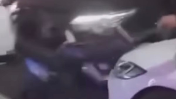فحص فيديو سيارة سوداء تصدم عدة أشخاص وتهشم سيارات أمام هايبر وان