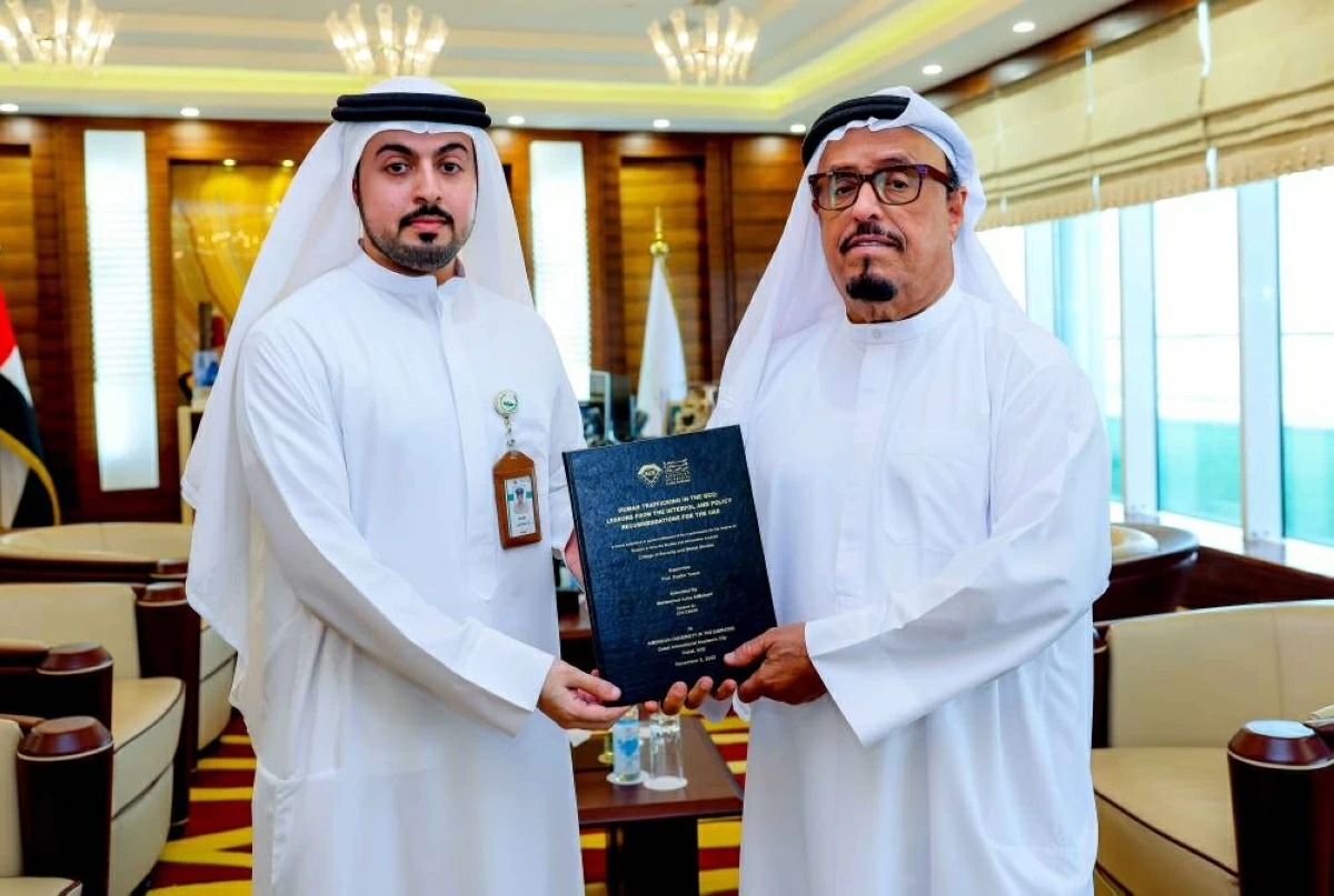 ضاحي خلفان يتسلم أطروحة عن «الاتجار بالبشر»