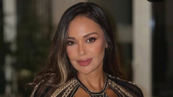 داليا البحيري تستعيد أجواء الثمانينيات بإطلالة لافتة في مهرجان الجونة