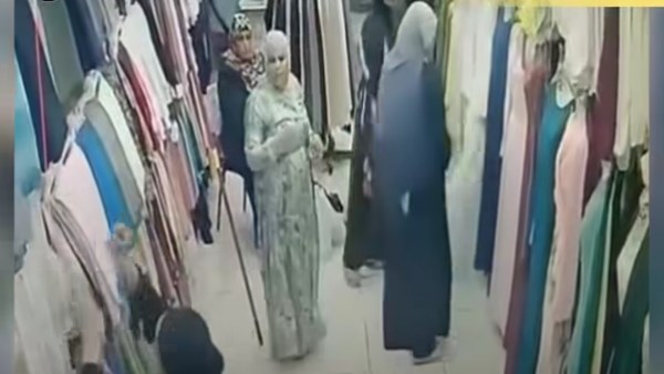 فيديو متداول يوثق واقعة سرقة مجوهرات داخل محل.. و120 جرام ذهب مسروقات