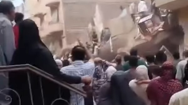 وسط صدمة الأهالي.. لقطات من موقع انهيار منزل في بيلا بكفر الشيخ