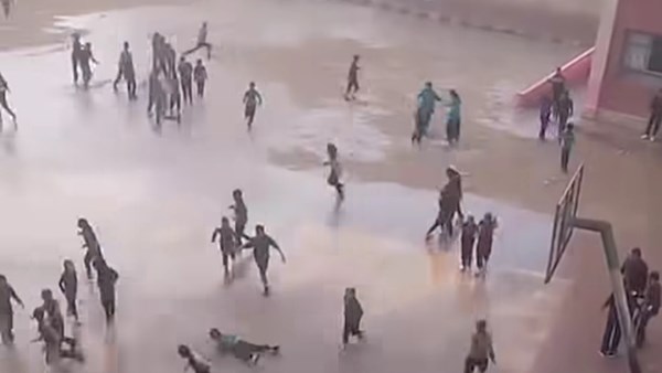 ضحك ولعب تحت المطر.. طلاب مدرسة بالإسكندرية يحتفلون بأول شتوية وسط أجواء مبهجة