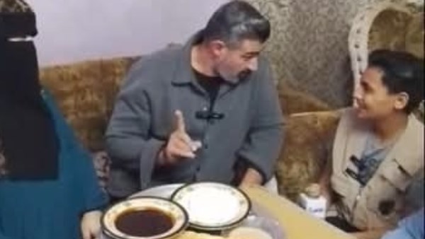 لفتة إنسانية.. ياسر جلال يزور الطفل زياد في منزله ويتناول معه الفطير والعسل