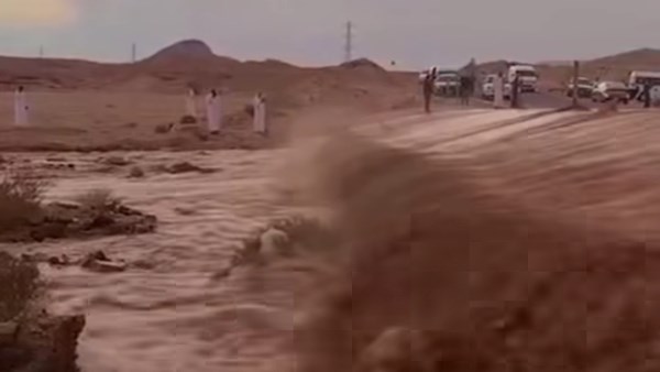 موجة تقلبات جوية.. تدفقات السيول تجتاح وادي النواميس في نويبع