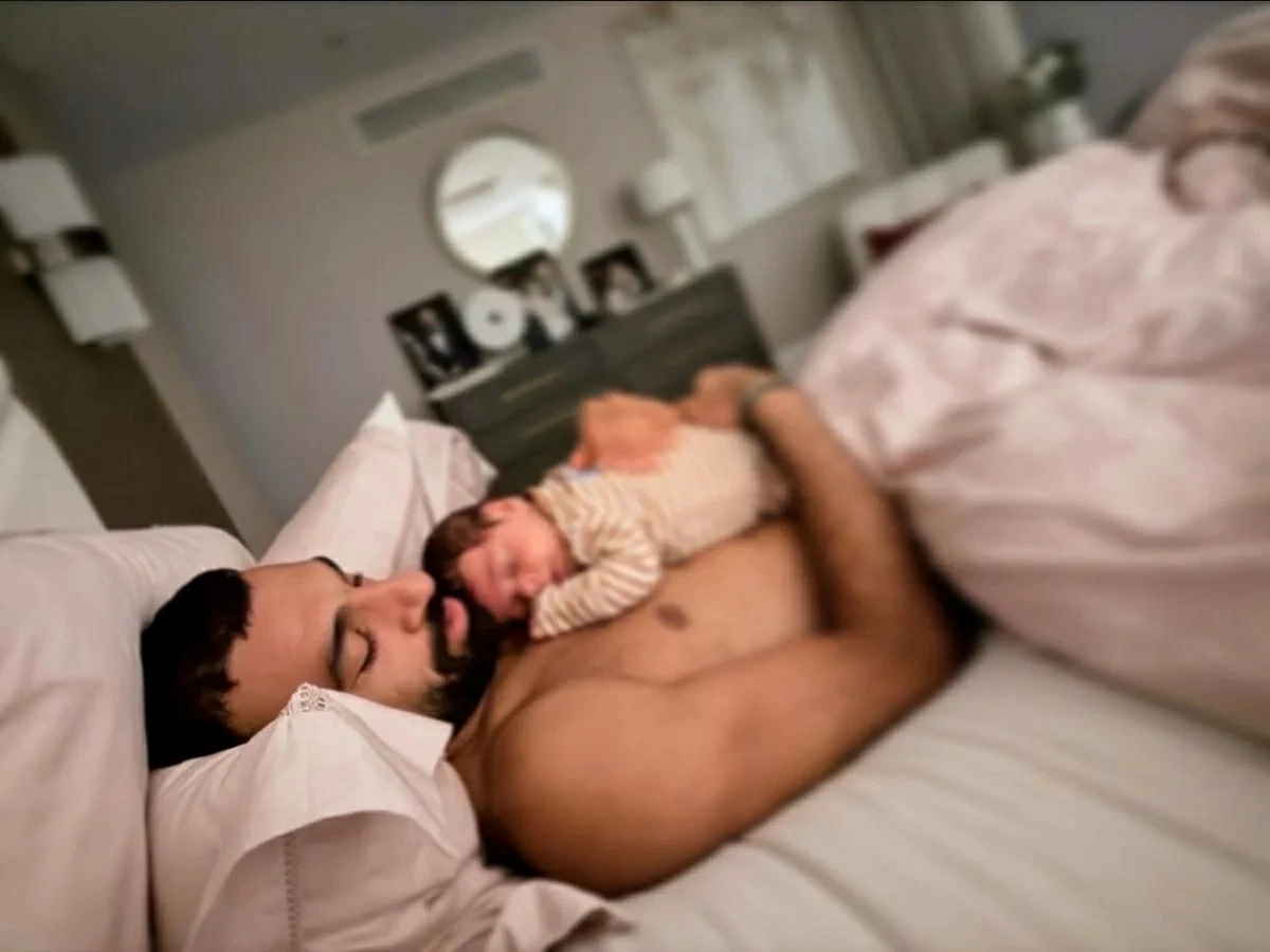 محمد صلاح ينشر أول صورة لنجله ليـل بعد أسابيع من ولادته