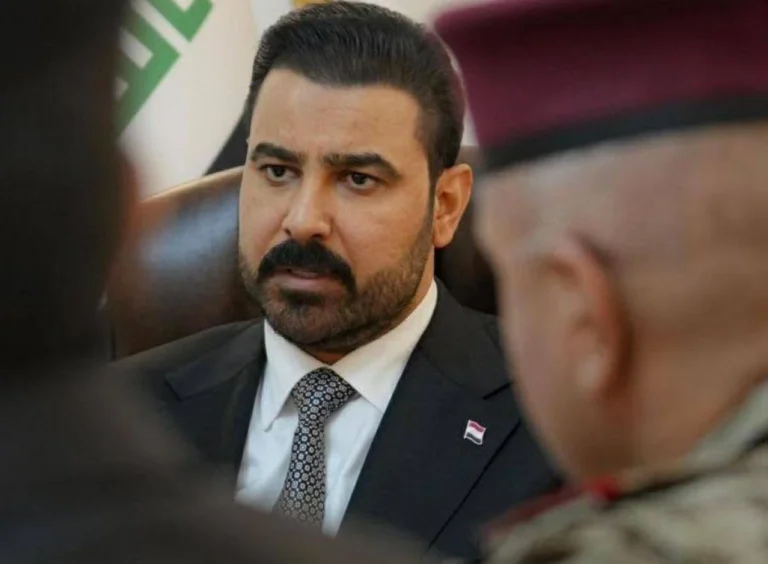 العراق.. الزيدي يأمر بالتحقيق في واقعة إهانة العلم الأمريكي