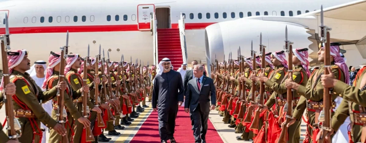 خالد بن محمد بن زايد يصل إلى العقبة في زيارة عمل.. وملك الأردن في مقدمة مستقبليه