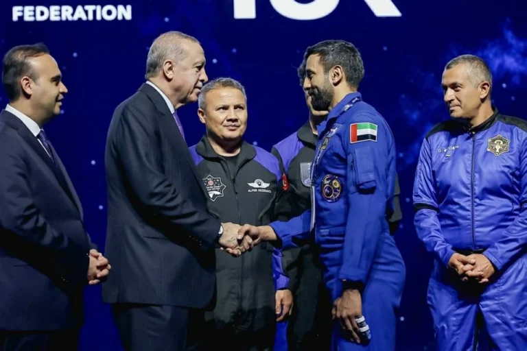 أردوغان يلتقي رواد فضاء إماراتيين