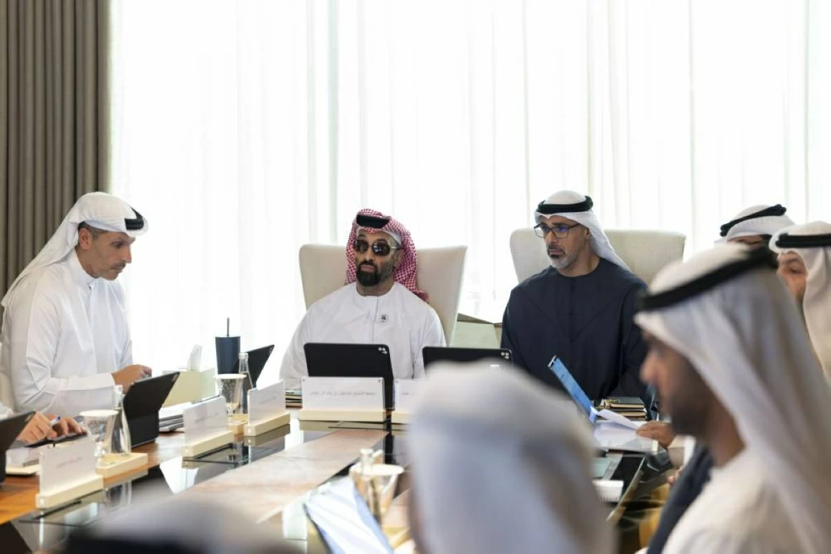 بحضور خالد بن محمد بن زايد.. طحنون بن زايد يترأس اجتماع «مجلس الذكاء الاصطناعي»