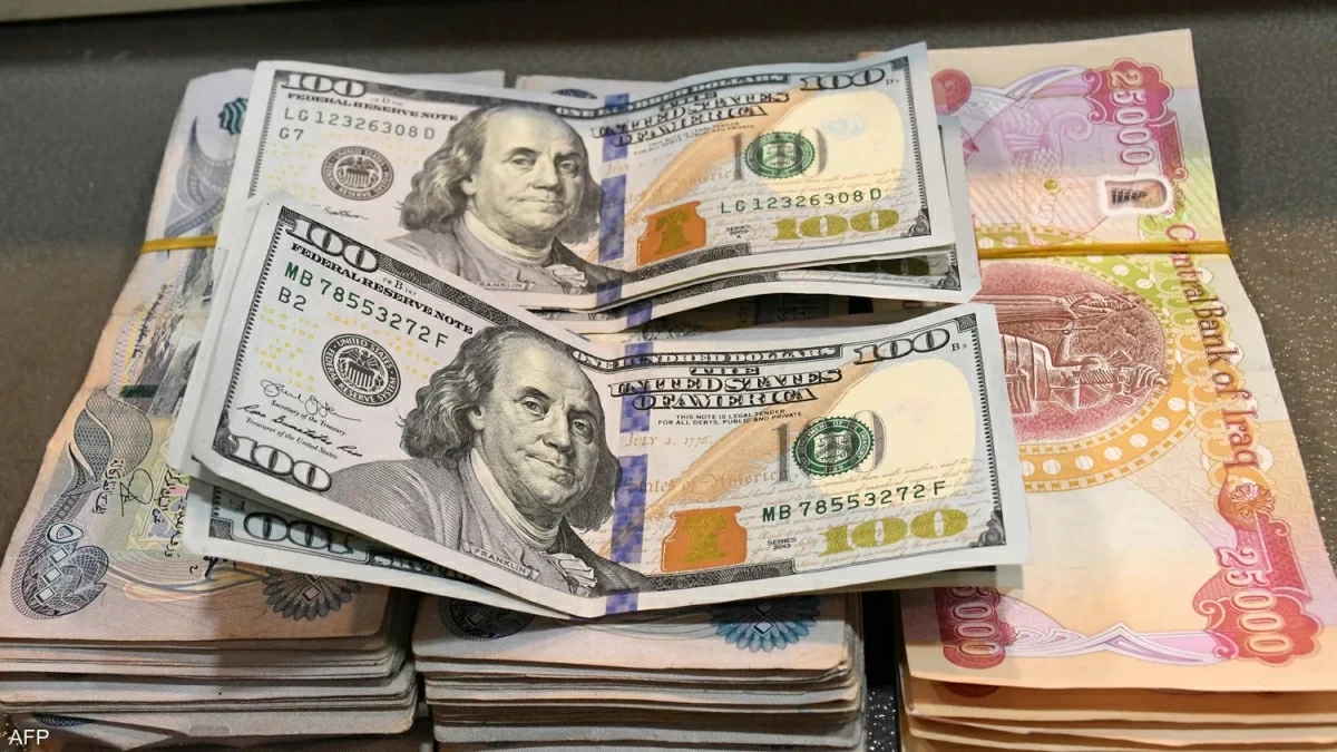 العراق يخفض قيمة الدينار إلى 1520 مقابل الدولار