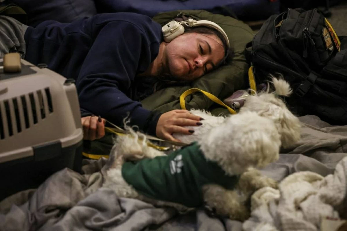 الأوكرانيون يعاينون أضرار هجوم روسي كبير.. ويهرعون إلى الملاجئ