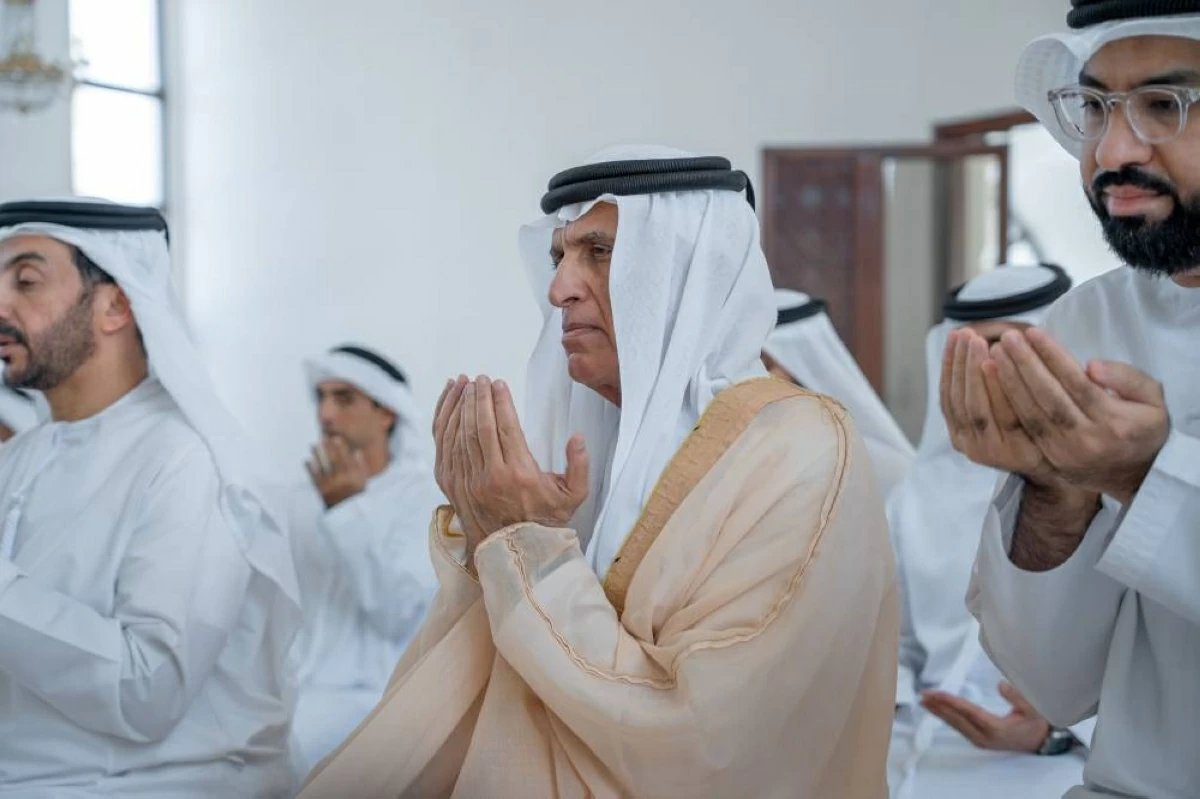 تلبيةً لدعوة رئيس الدولة.. سعود بن صقر يؤدي صلاة الاستسقاء