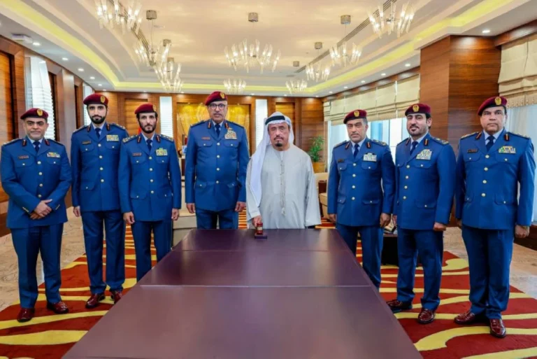 ضاحي خلفان يتسلم مطرقة استضافة كونغرس الإطفاء
