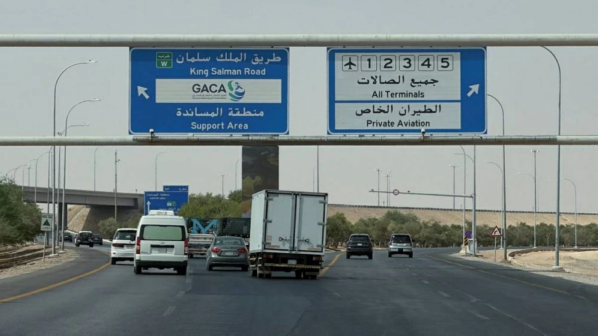 السعودية تتصدى لصواريخ ومسيرات وتمدد تعليق العمل بمطار الرياض