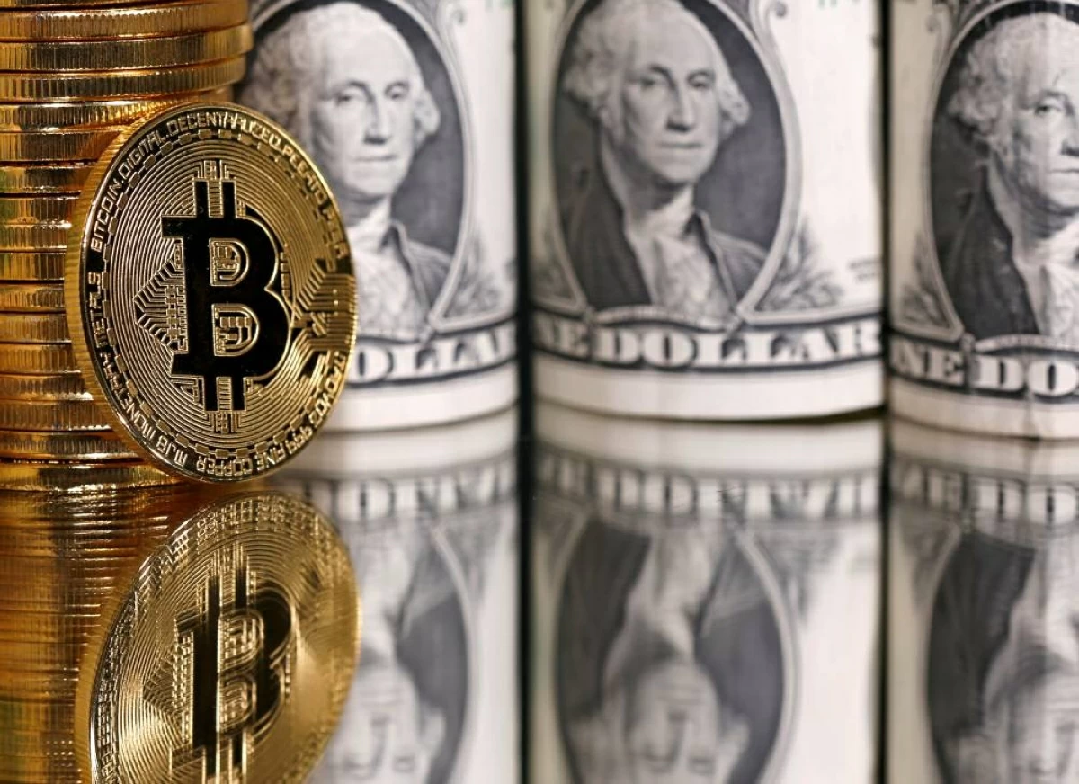 المخاطر الجيوسياسية تدعم الدولار قرب ذروة 18 شهراً.. والبيتكوين تترنّح