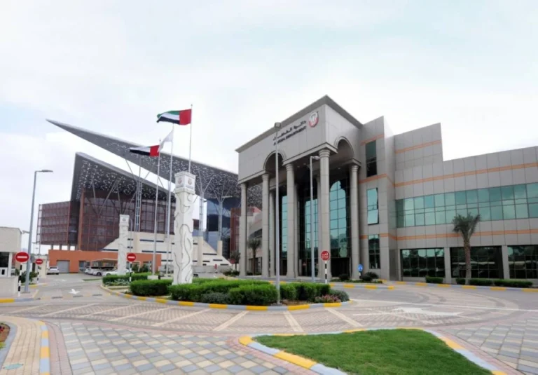 أبوظبي .. حبس معلم سنتين وإبعاده عن الدولة لاعتدائه على أربعة طلاب