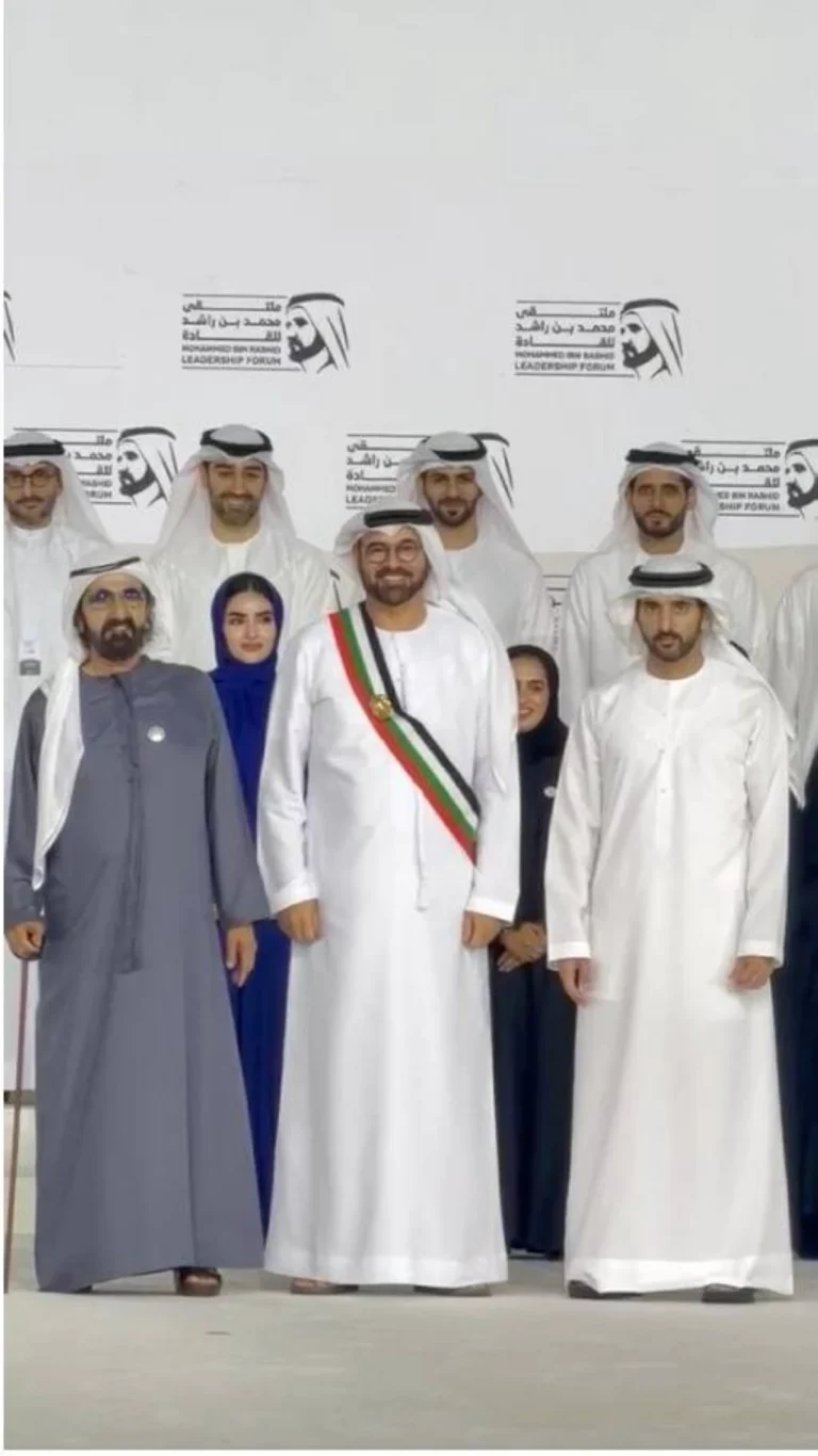 محمد بن راشد يفاجئ القرقاوي بوشاح محمد بن راشد للقادة (فيديو)
