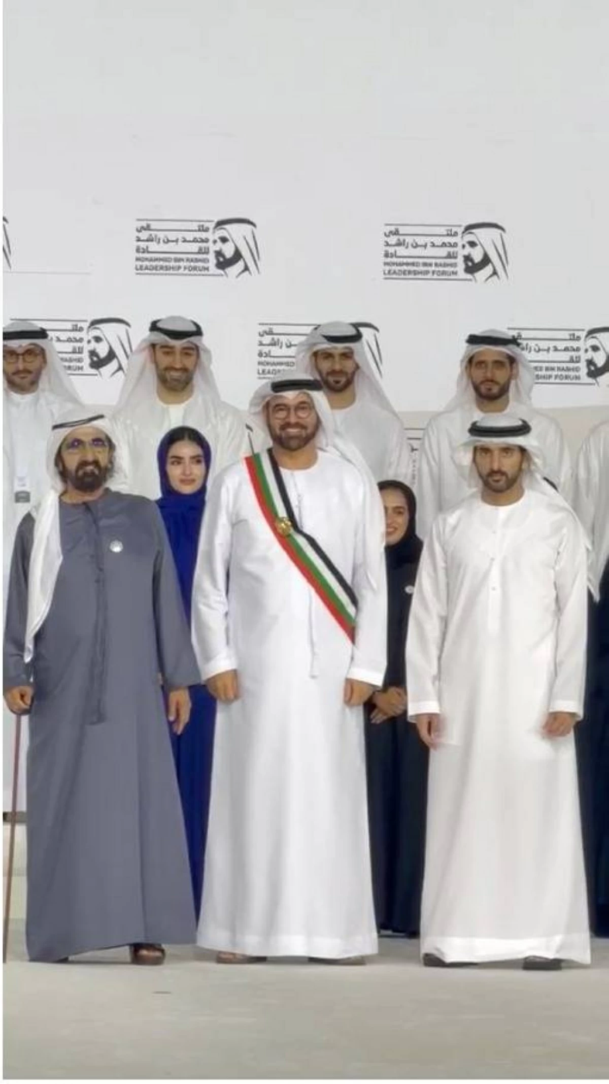 محمد بن راشد يفاجئ القرقاوي بوشاح محمد بن راشد للقادة (فيديو)
