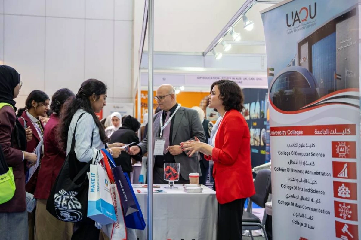 جامعة أم القيوين تعرّف الطلبة ببرامجها الأكاديمية في «الشارقة للتعليم»