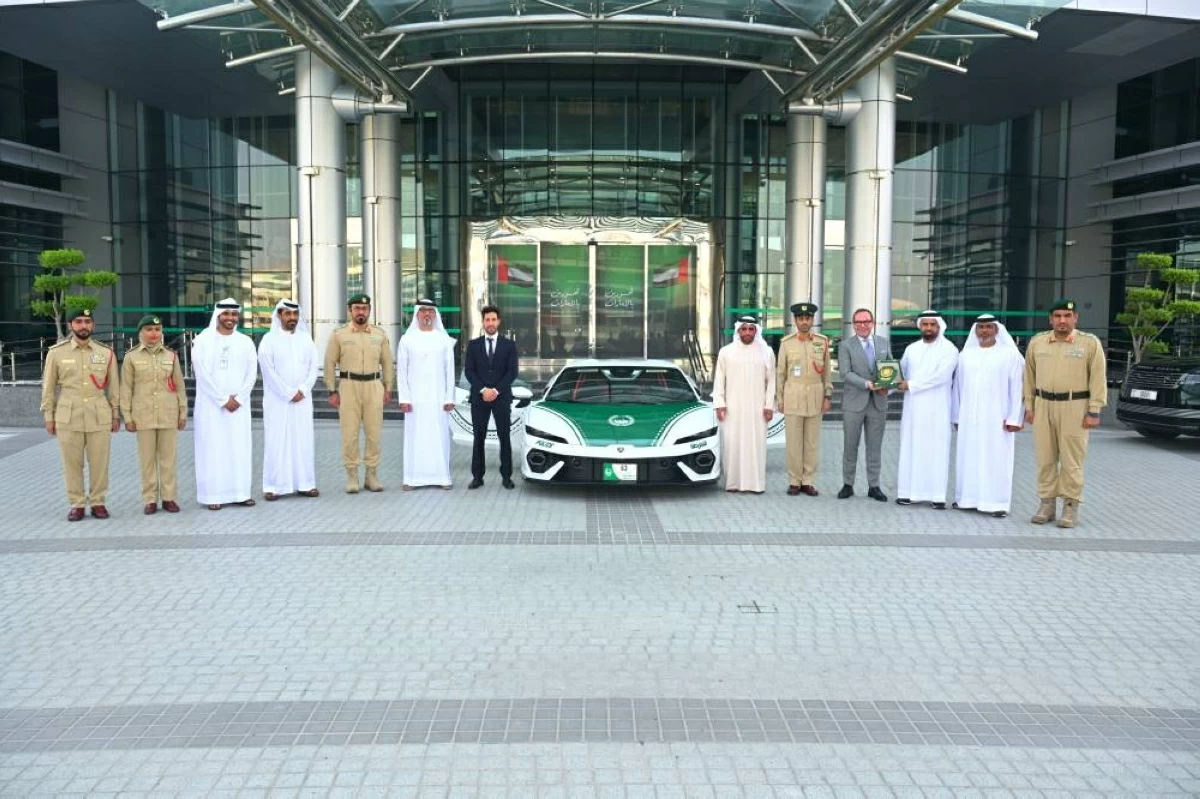 شرطة دبي تعزز أسطول دورياتها الفارهة بـ «لامبورغيني»