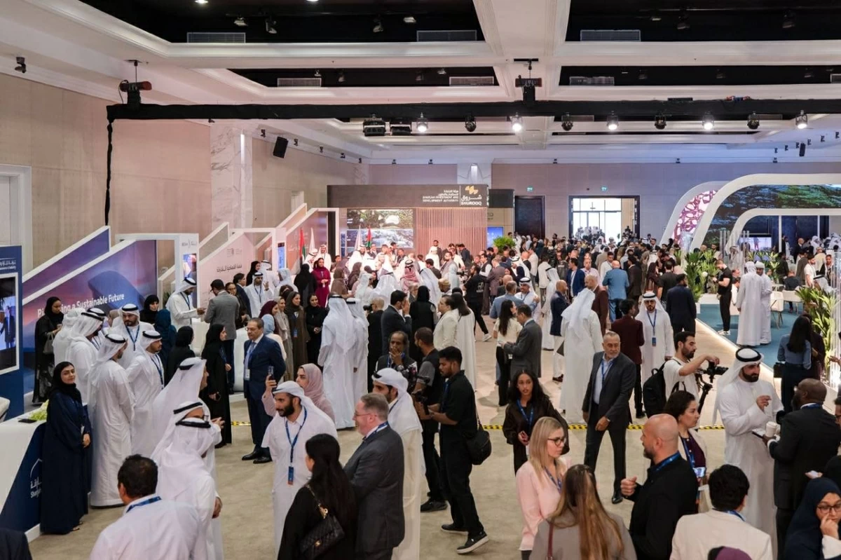 رجال أعمال يستعرضون فرص تأسيس الشركات والتوسع عبر الشارقة