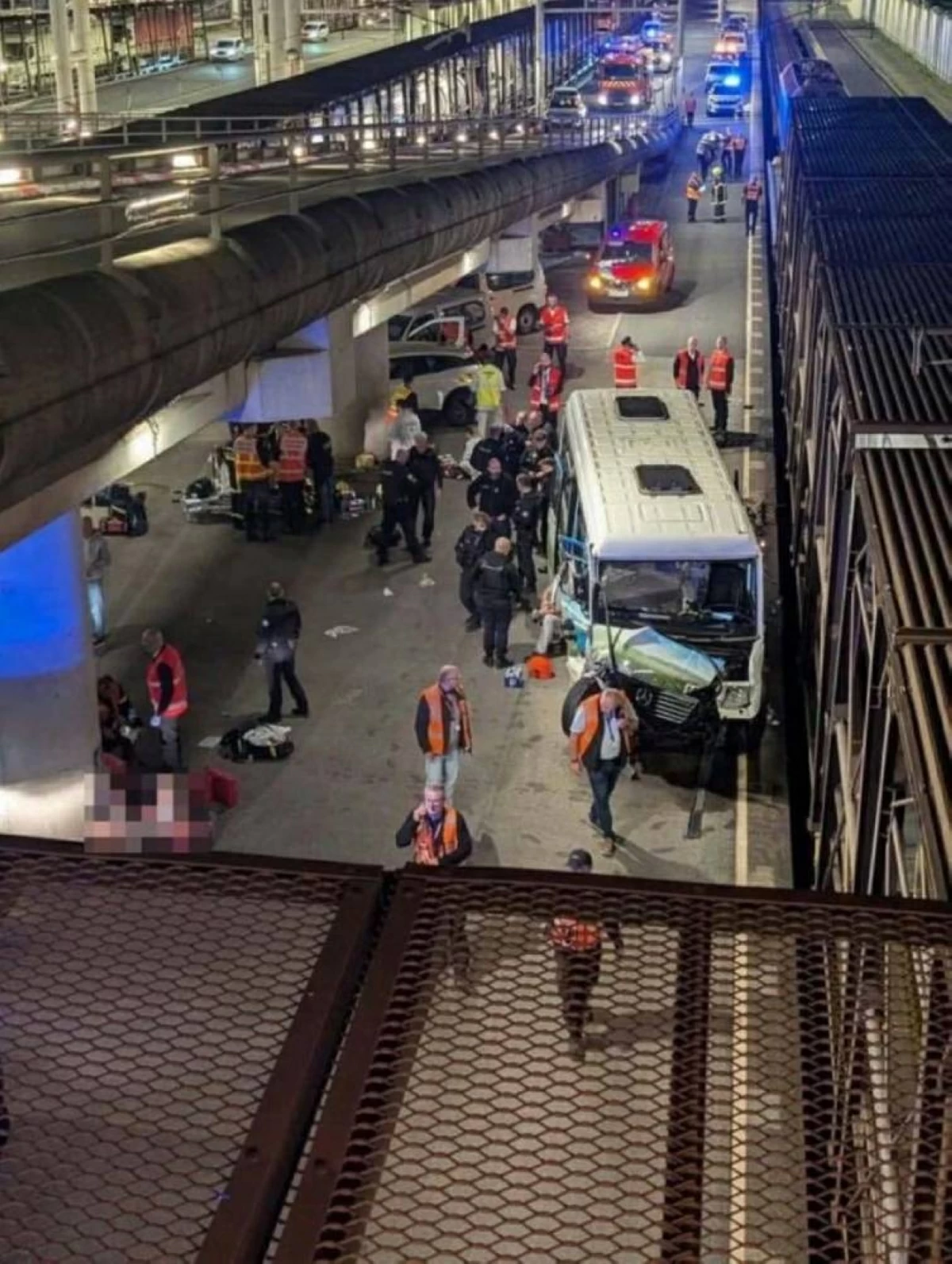 19 جريحاً في تصادم بين حافلة وعربة قطار في نفق المانش