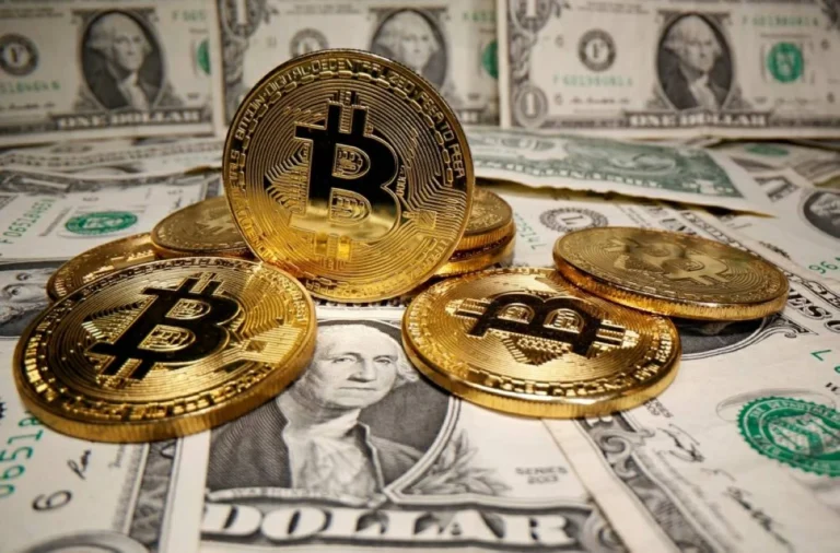 الدولار يتجه لأول خسارة في 5 أسابيع.. والبيتكوين تستعيد مستوى 82 ألف دولار