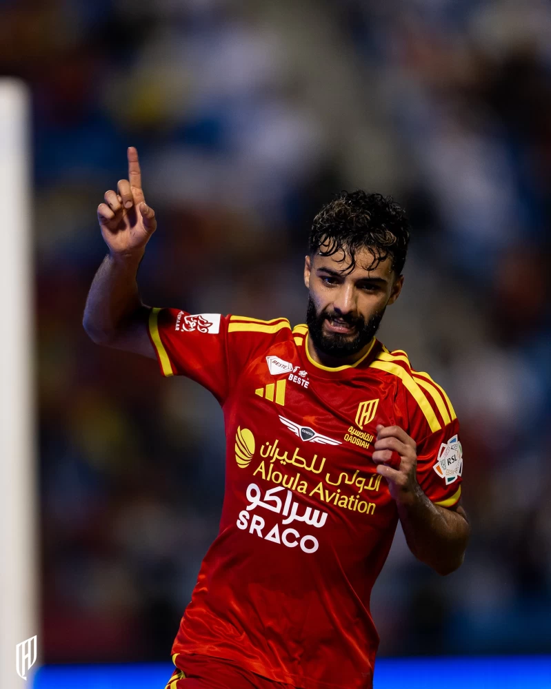 القادسية ينفرد بصدارة الدوري السعودي
