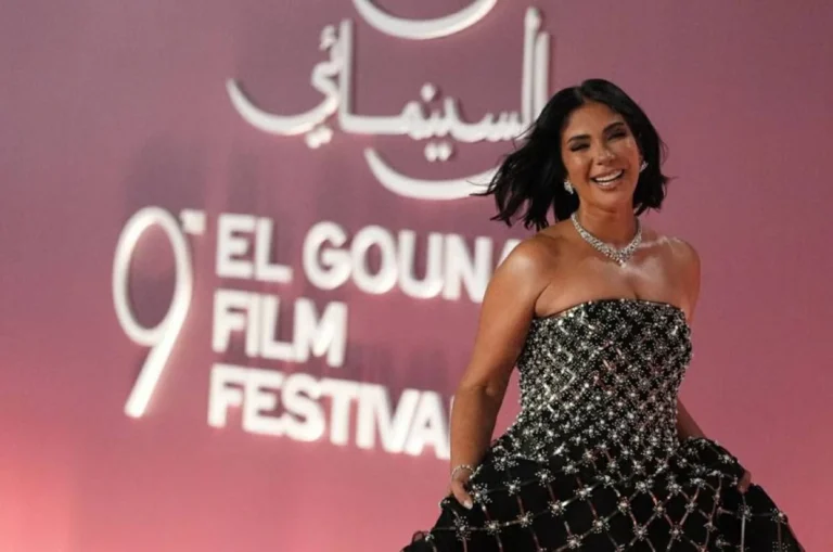 افتتاح مهرجان الجونة السينمائي بحضور لافت لمنى زكي أثناء تكريمها