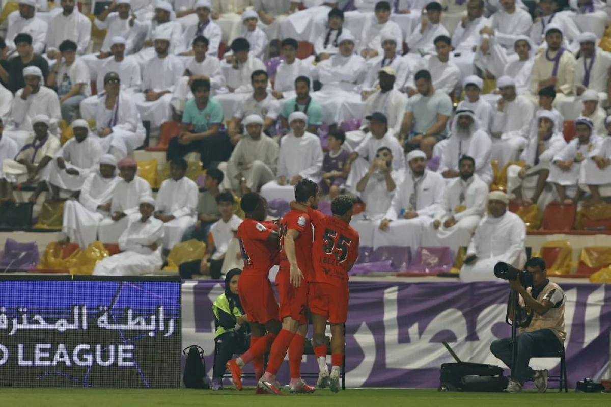 شباب الأهلي يكسب 6 نقاط في القمة الـ100