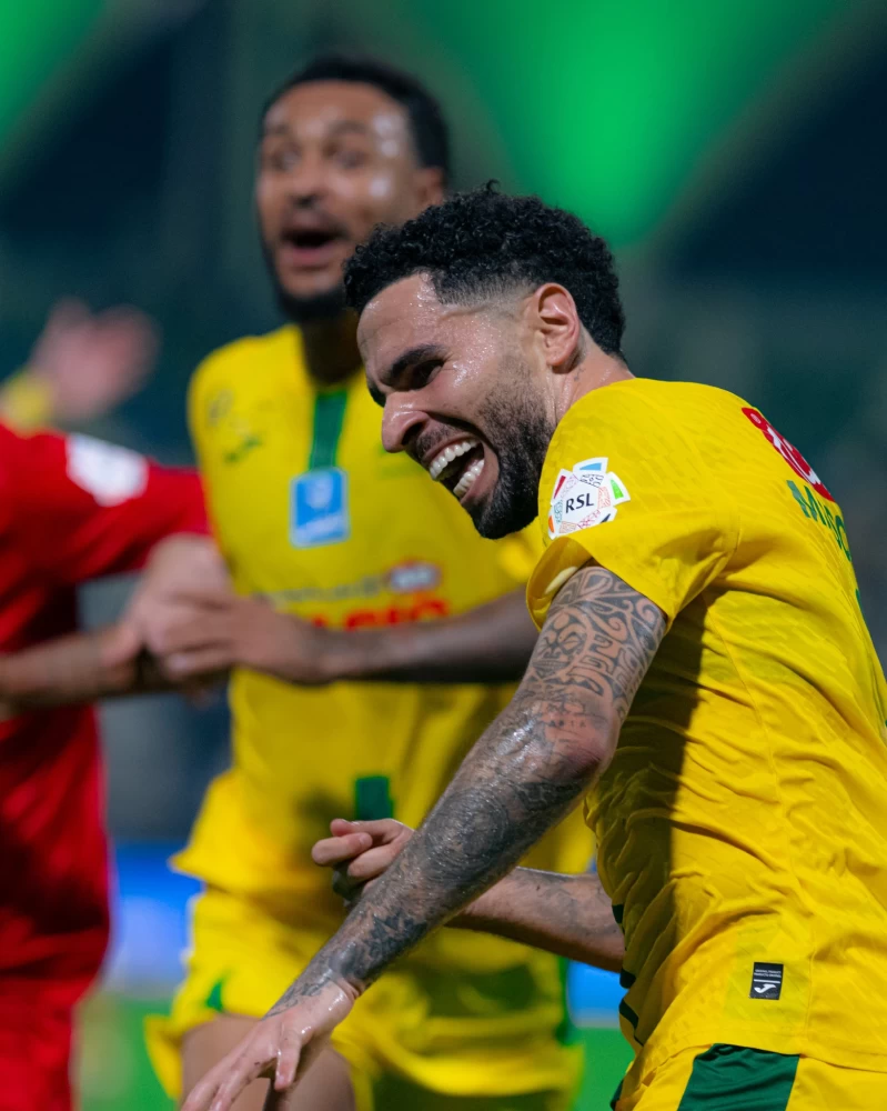«ريمونتادا» هائلة للخليج..الهلال يطارد الصدارة أمام الحزم