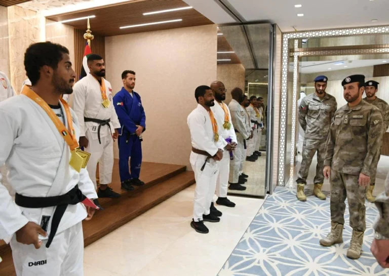 قائد عام شرطة أبوظبي يستقبل منتخبي الجوجيتسو والترايثلون