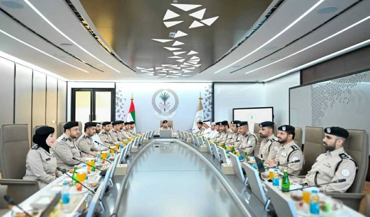 شرطة الشارقة تستعرض مشاريع تطوير التحول الرقمي
