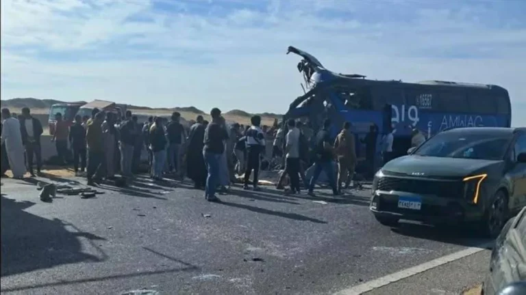 كارثة على طريق أسيوط في مصر.. 47 قتيلاً ومصاباً في تصادم حافلة وشاحنة