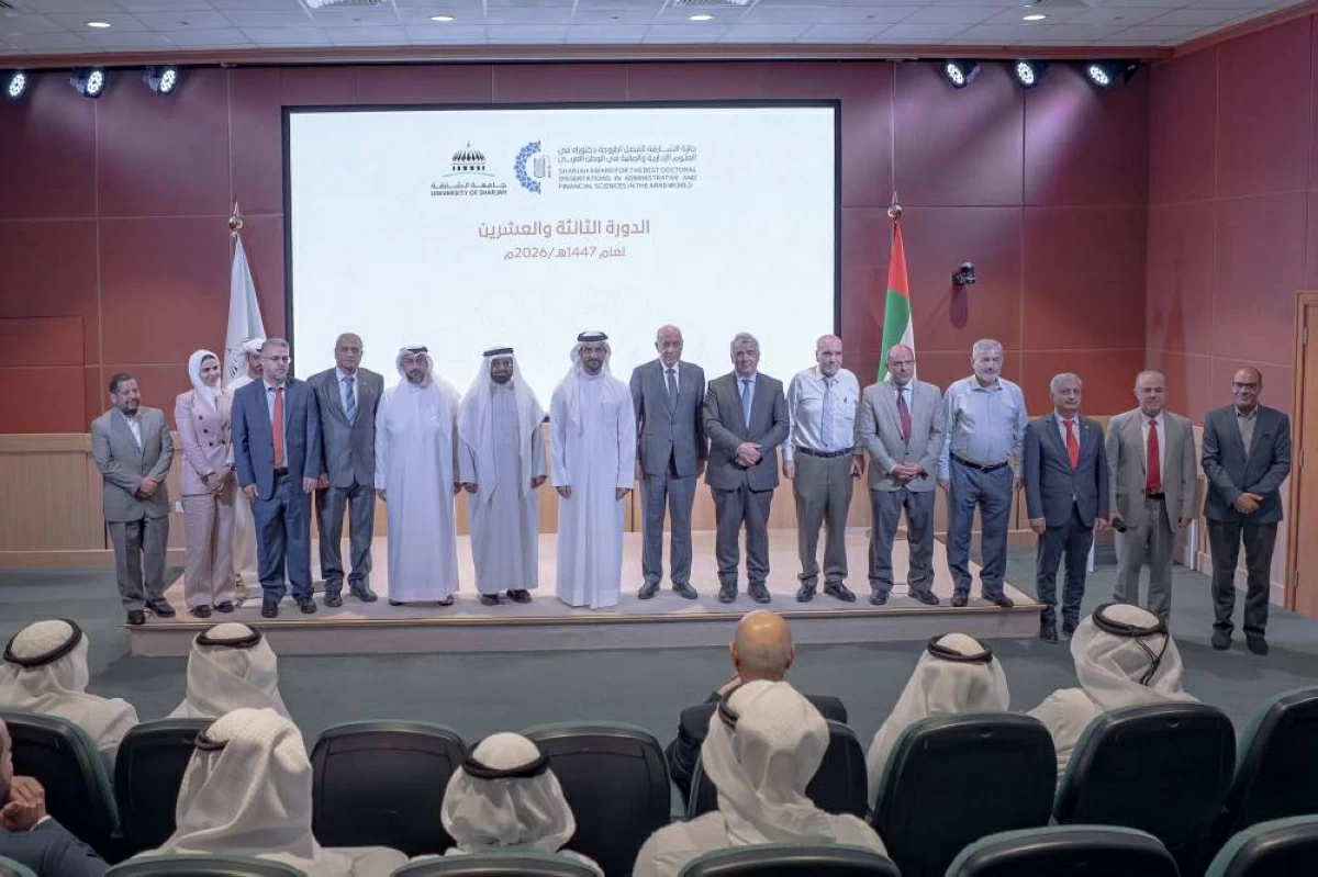 سلطان بن أحمد يكرم الفائزين بأفضل أطروحة دكتوراه