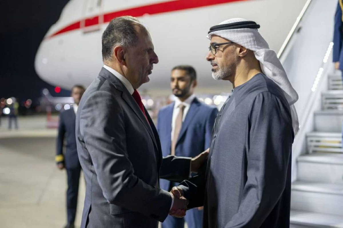 خالد بن محمد بن زايد يصل إلى أثينا في زيارة رسمية