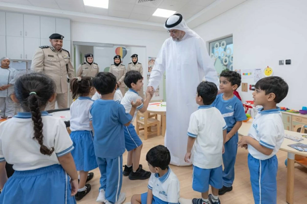 سلطان بن محمد يزور مركز «الشرطي الصغير»