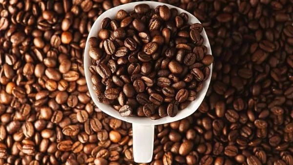استشاري مناعة تحسم الجدل حول شرب القهوة بعد الإفطار