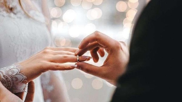 هل يجوز للزوج الاشتراط على زوجته عدم الإنجاب وعدم الإرث بعقد الزواج؟