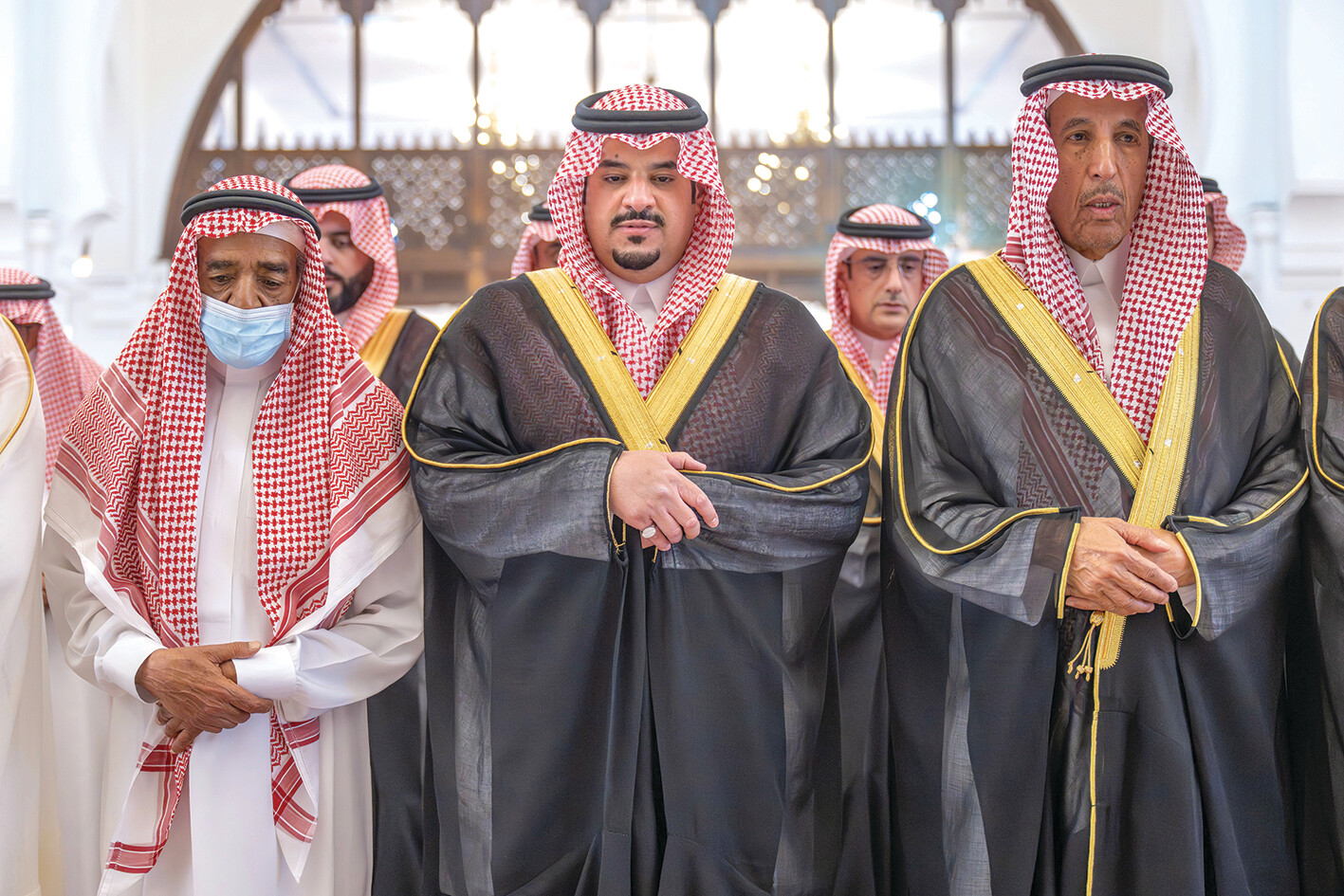 نائب أمير الرياض يؤدي
 صلاة الميت على عبدالرحمن المقيرن