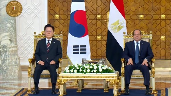 أهلا بيكي يا مصر.. رئيس كوريا الجنوبية يرحب بالرئيس السيسي على أنغام أغنية “بابا” لعمرو دياب
