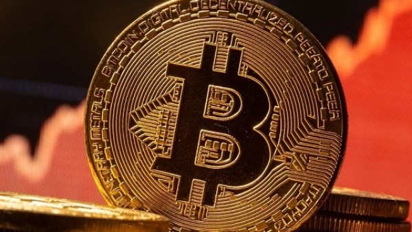 “بيتكوين” تتراجع دون 80 ألف دولار مع توقف المشتريات المؤسسية وترقب قرار الفيدرالي