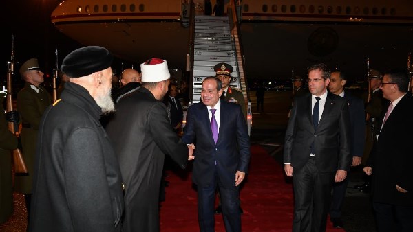 لحظة وصول الرئيس السيسي إلى المجر