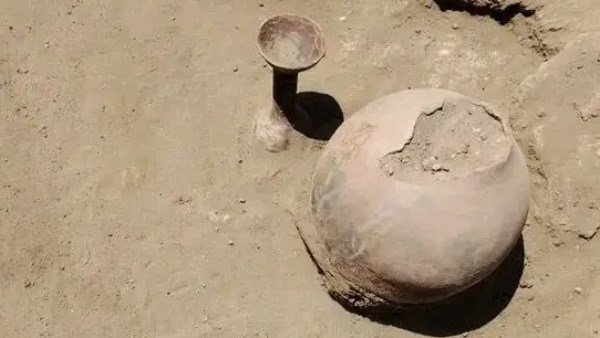 شظية فخار تكشف سرا عمره آلاف السنين.. جرار مدفونة وطفل يثيران لغز المقابر القديمة