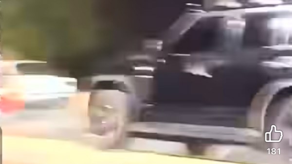 نجا في اللحظة الأخيرة.. سيارة تسير فوق رصيف المارة وتعرض مواطن للخطر| فيديو