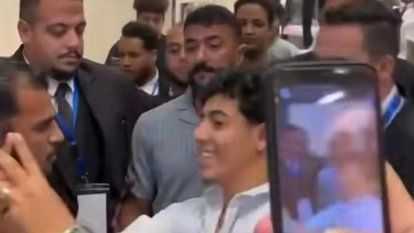 أحمد العوضي يعترض على تصرف بودي جارد مع أحد المعجبين خلال عرض «مطلوب عائليًا»