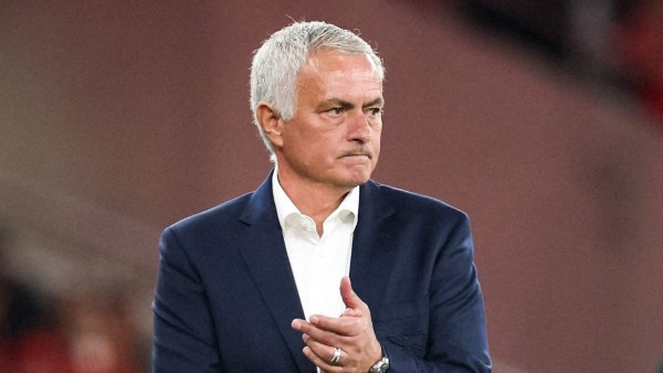 مورينيو يفاجئ برشلونة بقرار غير متوقع قبل كلاسيكو الأرض